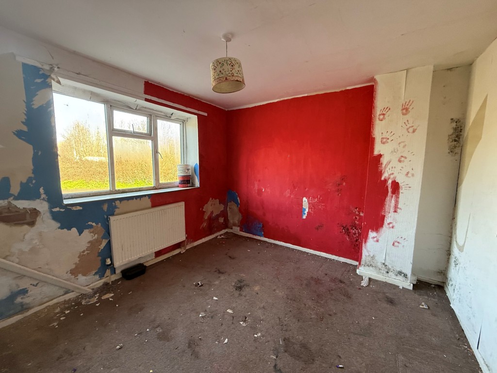 Lot: 173 - THREE-BEDROOM TERRACED HOUSE FOR REFURBISHMENT LOCATED IN A CUL-DE-SAC - Carpeted 2nd bedroom with window and radiator